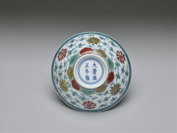 鬥彩纏枝花卉紋杯