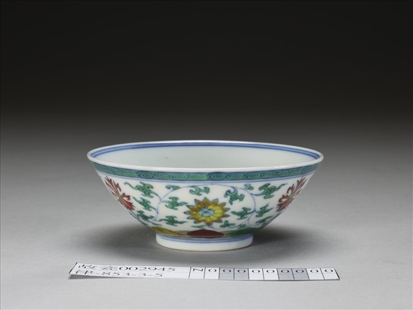 鬥彩纏枝花卉紋杯