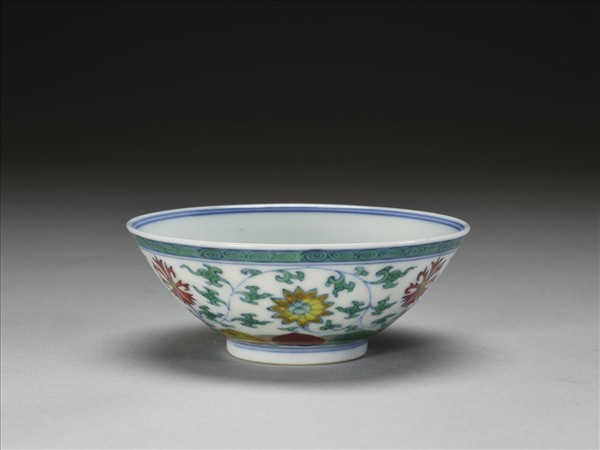 鬥彩纏枝花卉紋杯