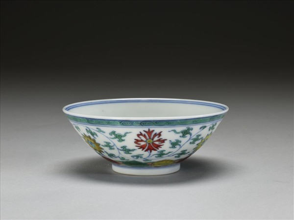 鬥彩纏枝花卉紋杯