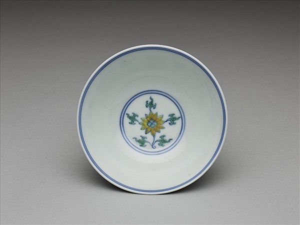 鬥彩纏枝花卉紋杯