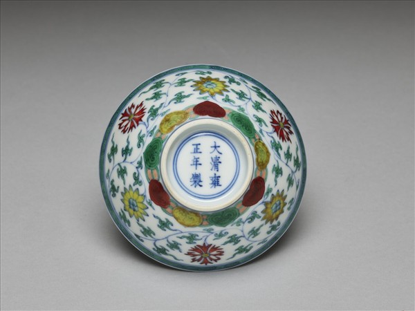 鬥彩纏枝花卉紋杯