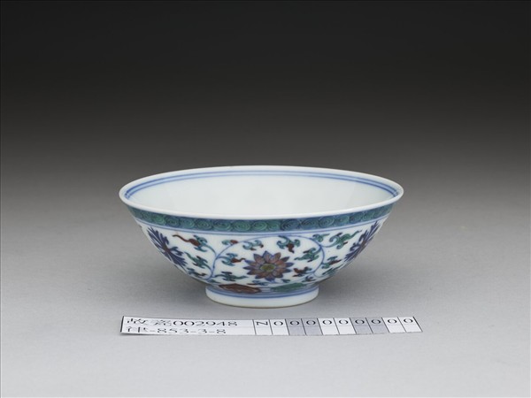 鬥彩纏枝花卉紋杯