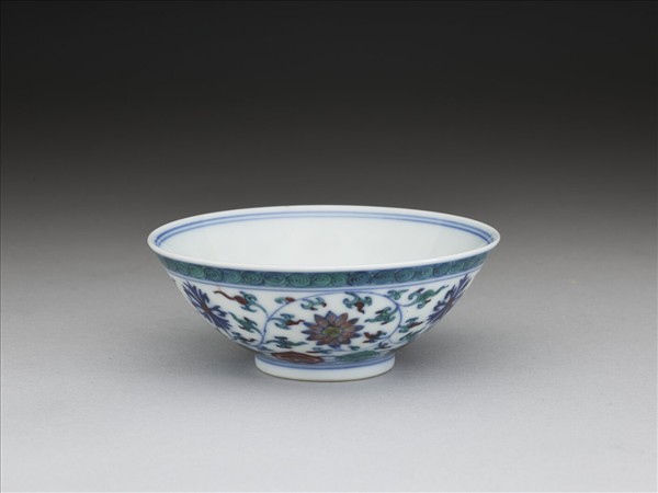 鬥彩纏枝花卉紋杯