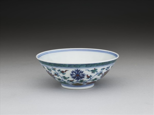 鬥彩纏枝花卉紋杯