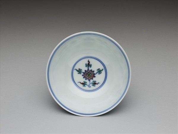 鬥彩纏枝花卉紋杯