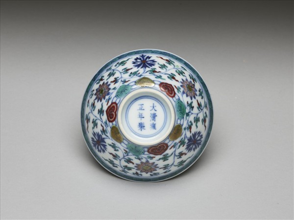 鬥彩纏枝花卉紋杯