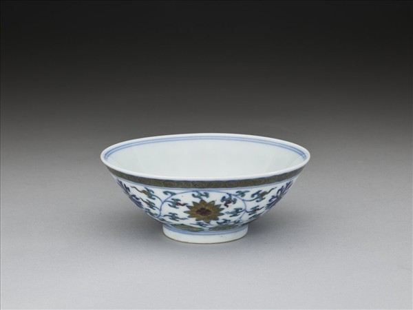 鬥彩纏枝花卉紋杯