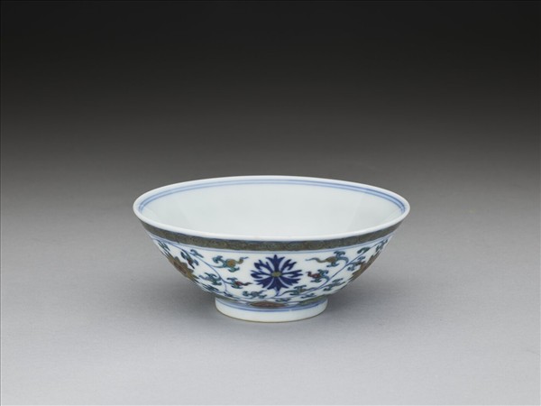 鬥彩纏枝花卉紋杯