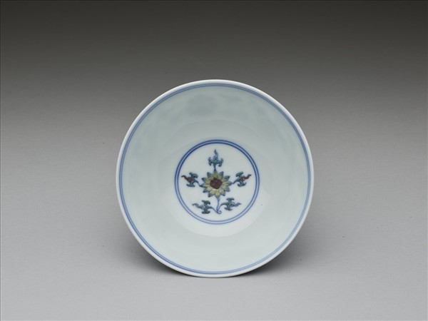 鬥彩纏枝花卉紋杯