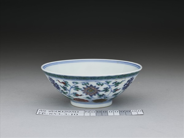 鬥彩纏枝花卉紋杯