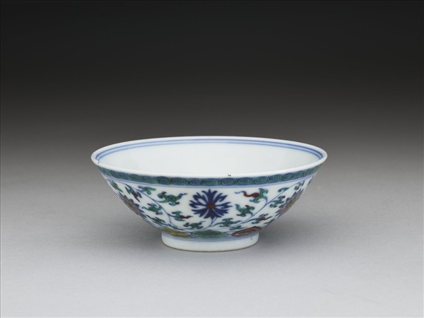 鬥彩纏枝花卉紋杯