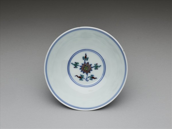 鬥彩纏枝花卉紋杯