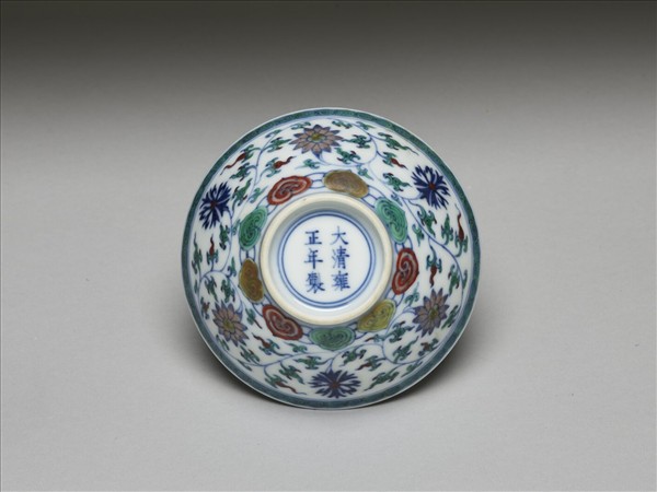 鬥彩纏枝花卉紋杯