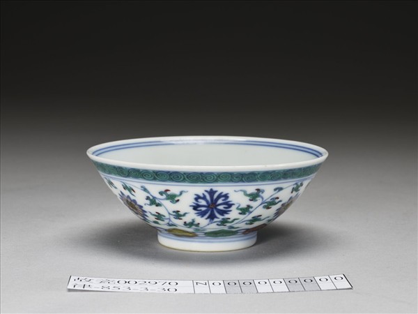 鬥彩纏枝花卉紋杯