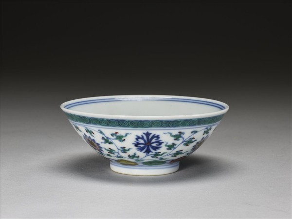 鬥彩纏枝花卉紋杯