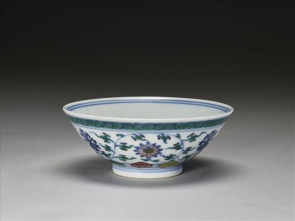 鬥彩纏枝花卉紋杯