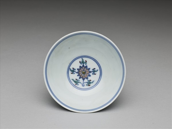 鬥彩纏枝花卉紋杯