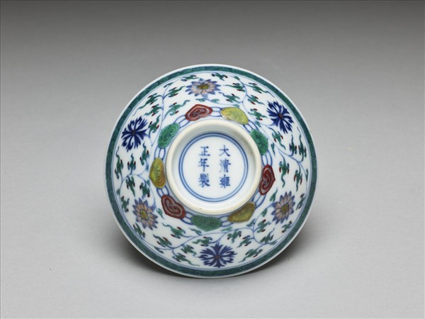 鬥彩纏枝花卉紋杯