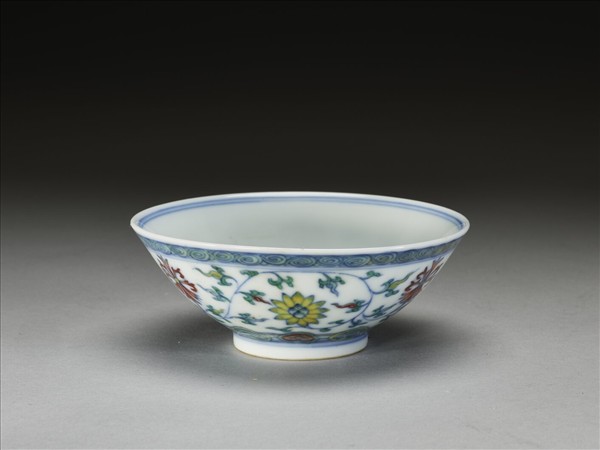 鬥彩纏枝花卉紋杯