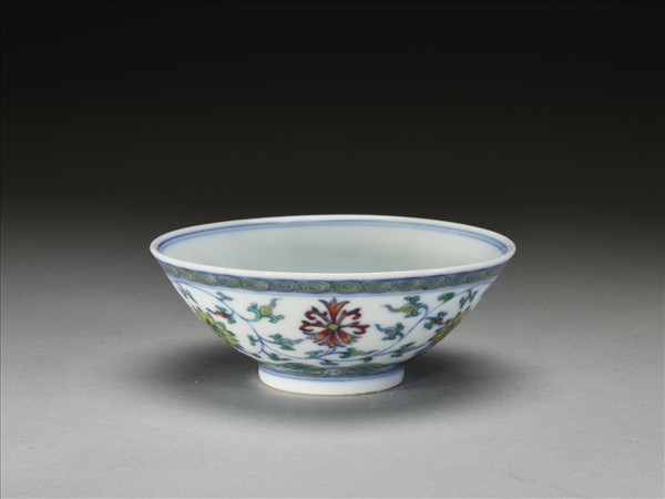 鬥彩纏枝花卉紋杯