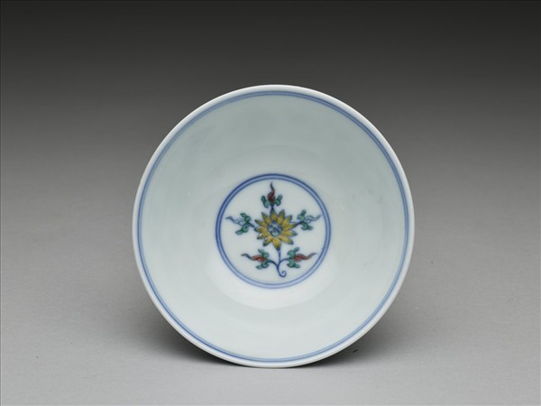 鬥彩纏枝花卉紋杯