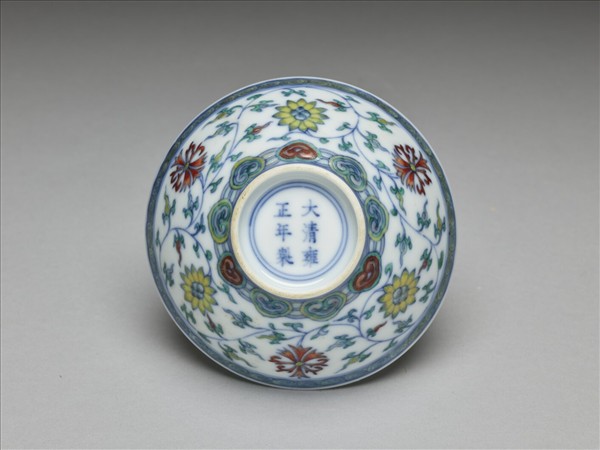 鬥彩纏枝花卉紋杯