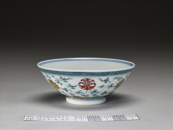 鬥彩纏枝花卉紋杯