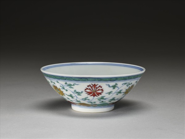 鬥彩纏枝花卉紋杯