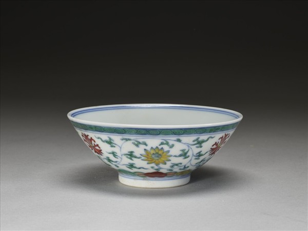 鬥彩纏枝花卉紋杯