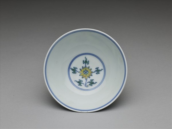 鬥彩纏枝花卉紋杯