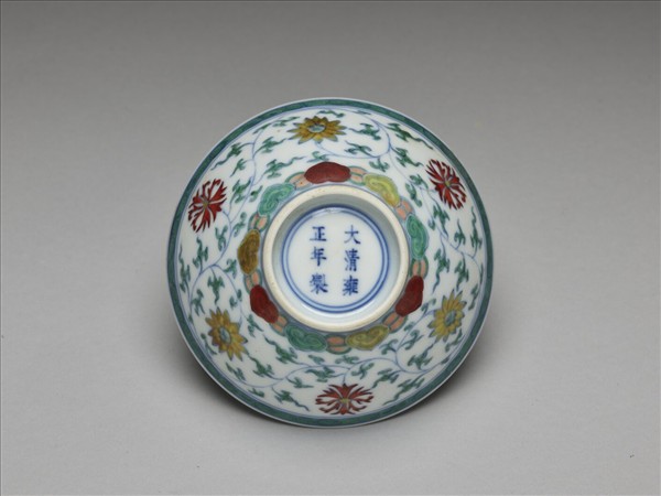 鬥彩纏枝花卉紋杯