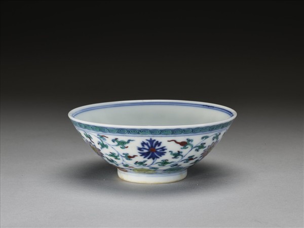 鬥彩纏枝花卉紋杯