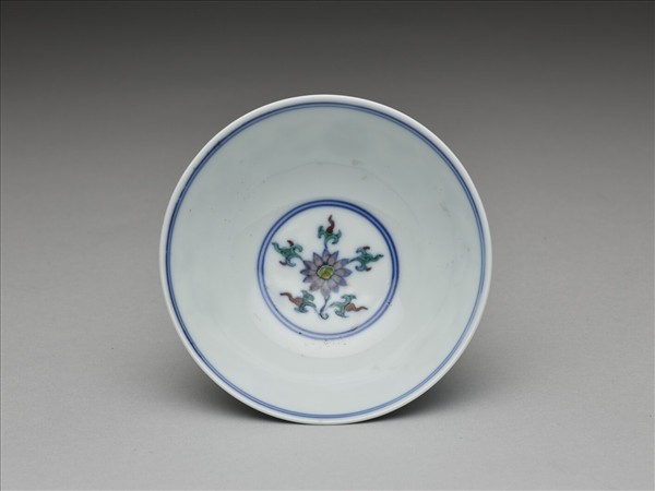 鬥彩纏枝花卉紋杯