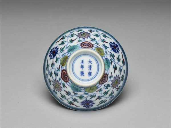 鬥彩纏枝花卉紋杯