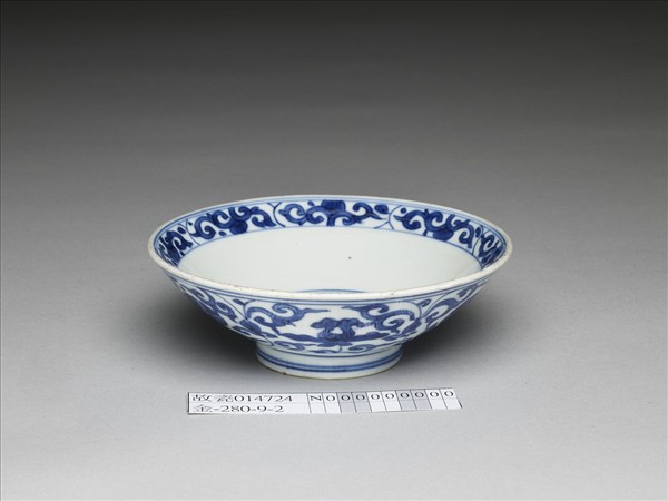 青花纏枝花卉小碗