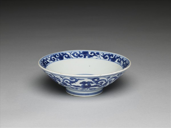 青花纏枝花卉小碗