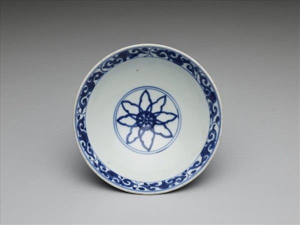 青花纏枝花卉小碗