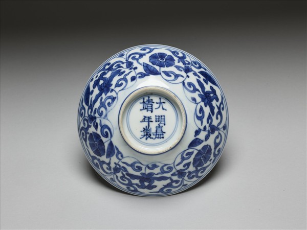 青花纏枝花卉小碗