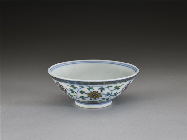 鬥彩纏枝花卉紋杯