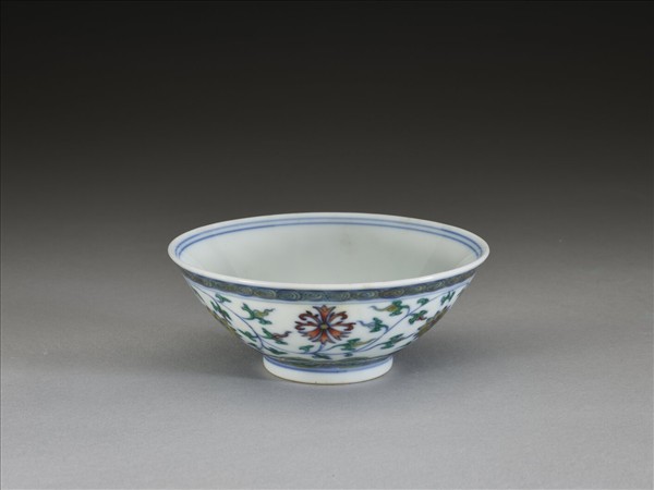 鬥彩纏枝花卉紋杯