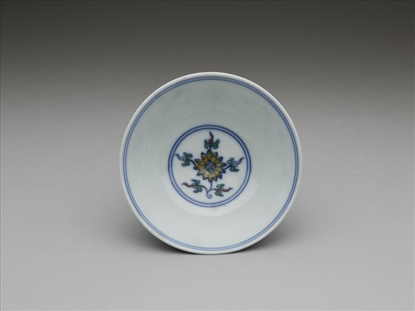 鬥彩纏枝花卉紋杯