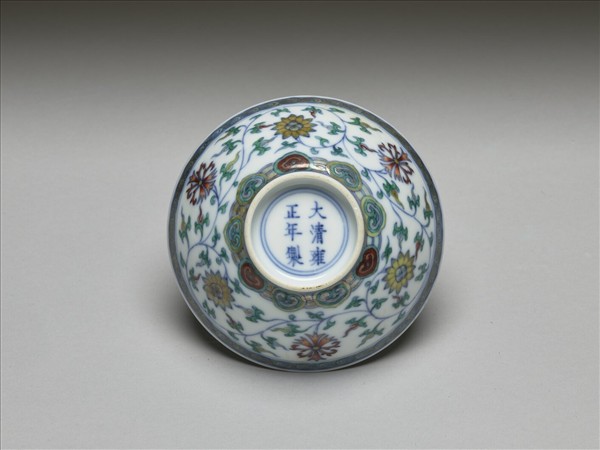 鬥彩纏枝花卉紋杯