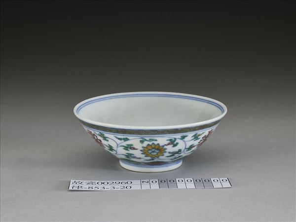 鬥彩纏枝花卉紋杯