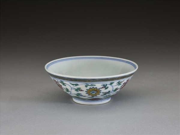 鬥彩纏枝花卉紋杯