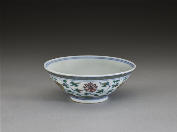 鬥彩纏枝花卉紋杯