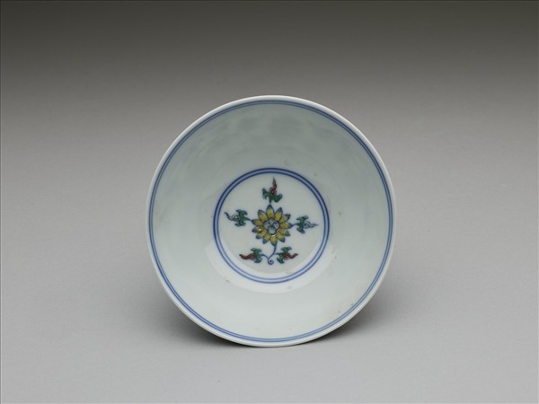 鬥彩纏枝花卉紋杯