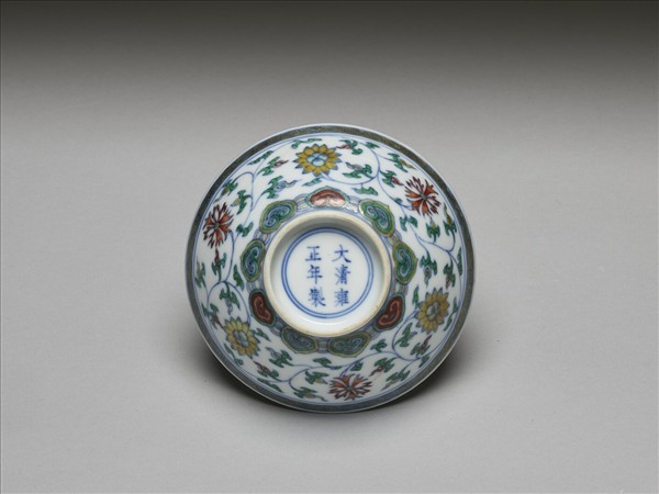 鬥彩纏枝花卉紋杯