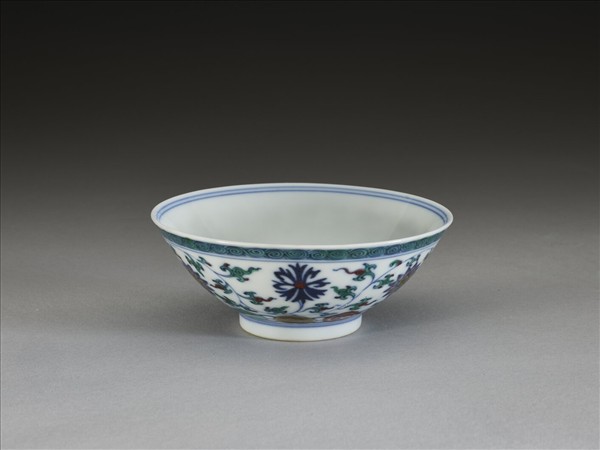 鬥彩纏枝花卉紋杯