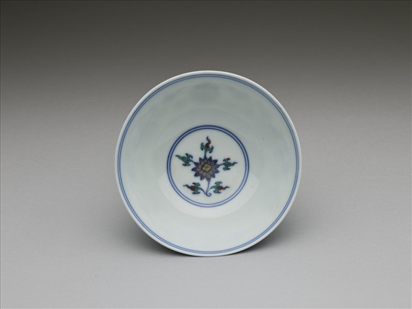 鬥彩纏枝花卉紋杯